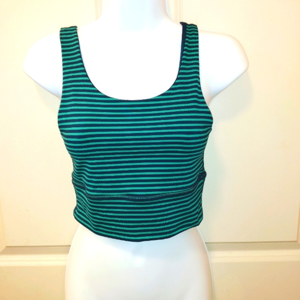 Cropped sports bra